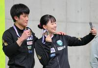 　メダルを手に自撮りする張本智和（左）と張本美和（撮影・吉澤敬太）