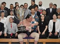 　大相撲夏場所で優勝し、賜杯を手に愛息のテムジン君にキスする照ノ富士＝２０２３年５月撮影