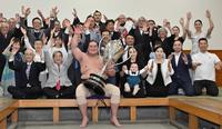 　大相撲夏場所で優勝し、賜杯を手に万歳する照ノ富士＝２０２３年５月撮影