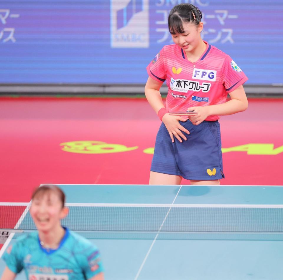 　早田ひな（手前）に敗れ、準優勝となった張本美和（撮影・吉澤敬太）