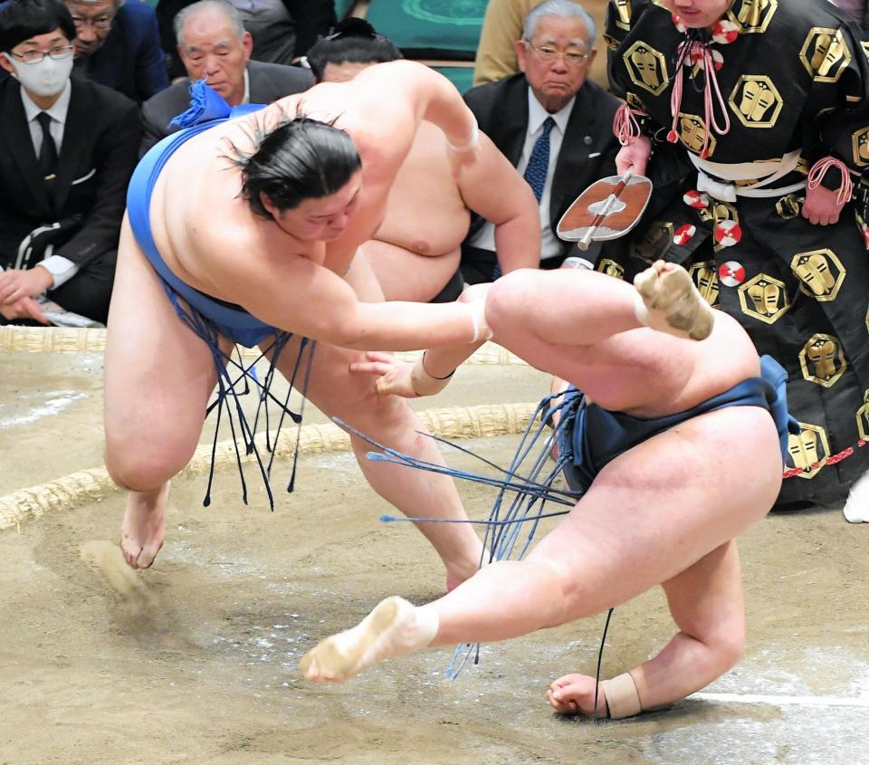 　玉鷲（右）を引き落としで破り、１１勝目を挙げた大の里（撮影・佐藤厚）