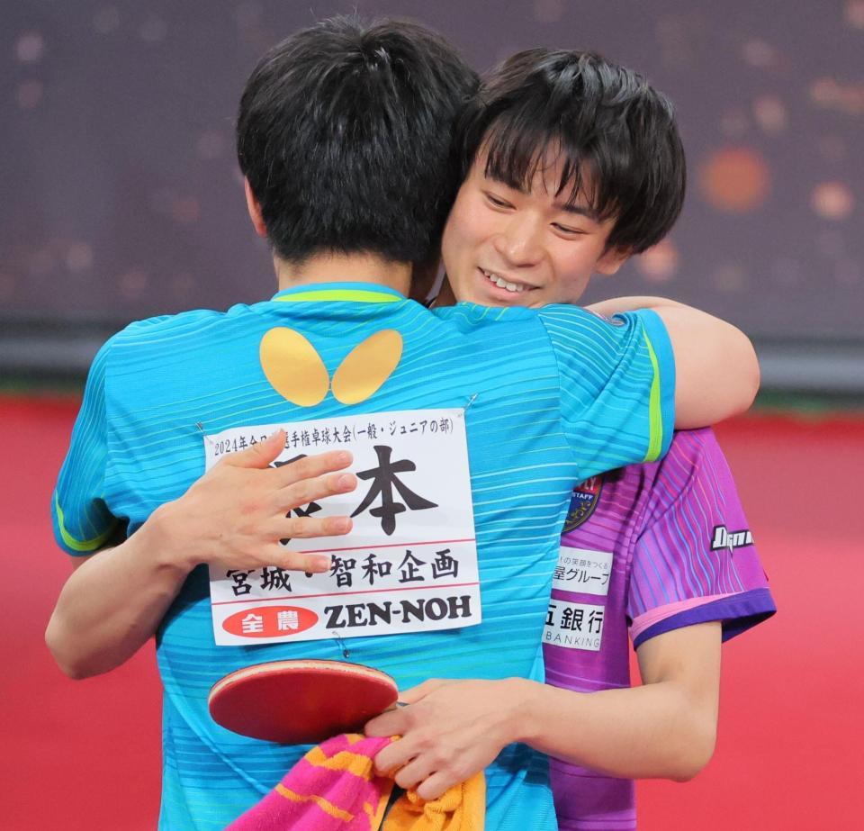 　優勝した張本智和（手前）と抱き合う戸上隼輔（撮影・吉澤敬太）