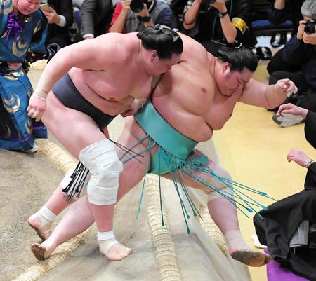 　琴ノ若（右）を寄り切りで下し、優勝を決めた照ノ富士