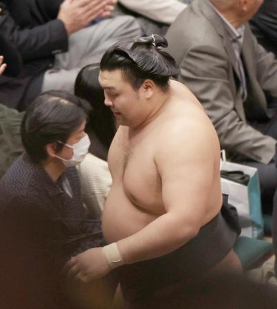 　照ノ富士に敗れ引き揚げる霧島＝２８日