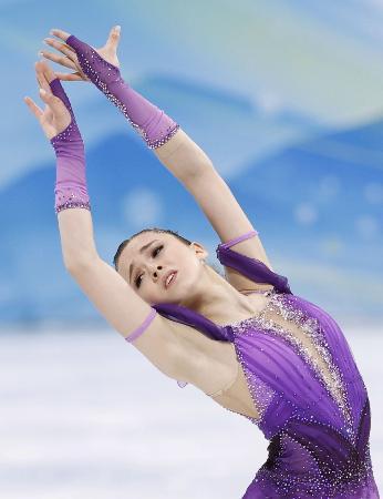 　２０２２年２月、北京冬季五輪のフィギュアスケート団体女子ＳＰで演技するＲＯＣのカミラ・ワリエワ（共同）