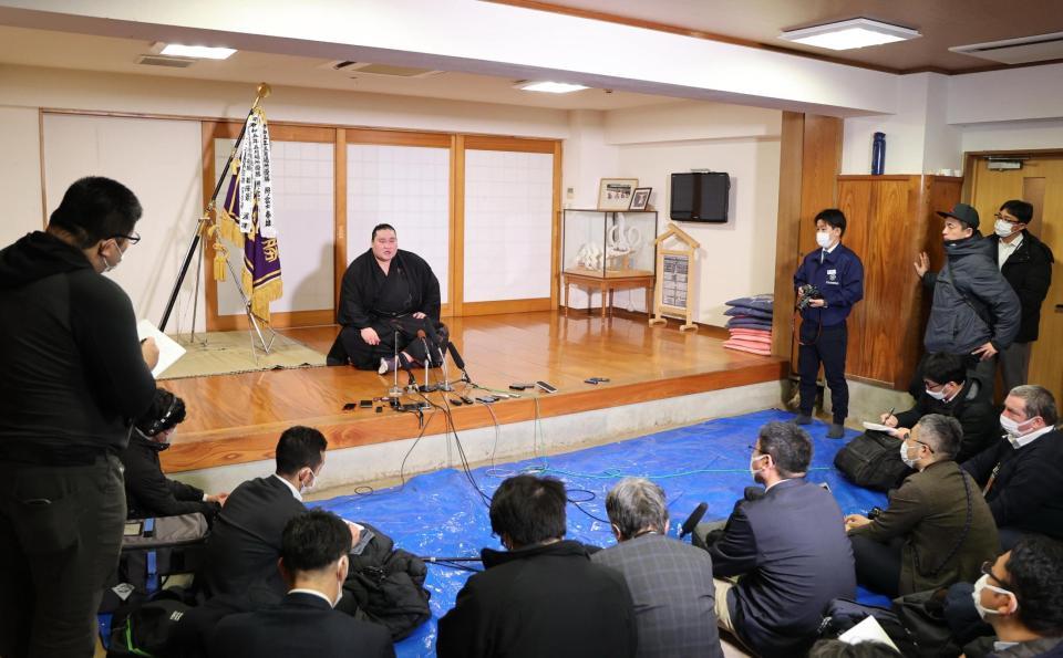 　優勝した大相撲初場所の千秋楽から一夜明け、伊勢ケ浜部屋で行われた照ノ富士の記者会見（代表撮影）