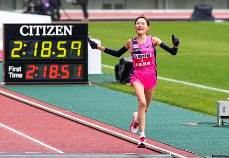 　大阪国際女子マラソンで２時間１８分５９秒の日本新記録をマークし、２位でゴールする前田穂南。日本陸連の設定タイムを突破しパリ五輪代表候補となる＝２８日、大阪市のヤンマースタジアム長居