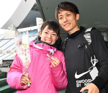 　夫（右）と笑顔を見せる松田瑞生（撮影・中田匡峻）