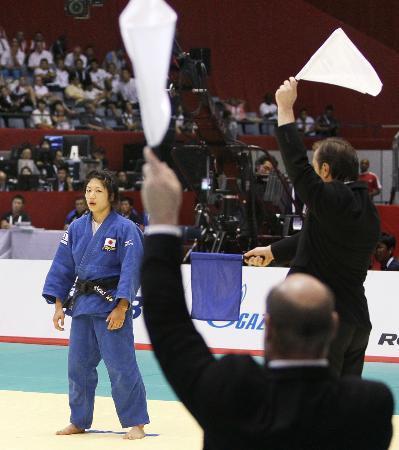　世界柔道の女子５２キロ級決勝で、旗判定で敗れた中村美里＝２０１０年９月、国立代々木競技場
