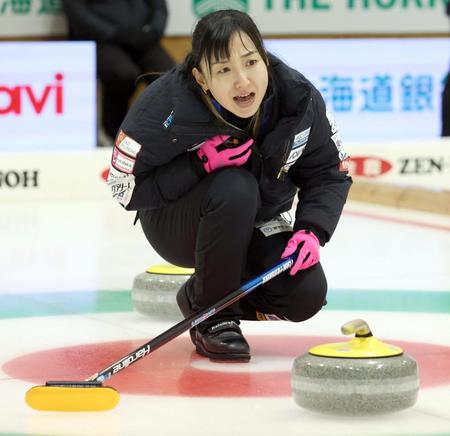 　第３エンド、指示を出すロコ・ソラーレの藤沢五月（代表撮影）