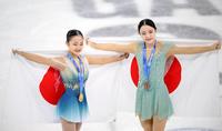 　フィギュアスケート女子で金メダルを獲得した島田麻央（左）と銅メダルの高木謡（ＯＩＳ提供・共同）