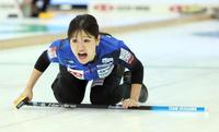 　第３エンド、指示を出すロコ・ソラーレの吉田知那美（代表撮影）
