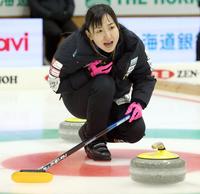 　第３エンド、指示を出すロコ・ソラーレの藤沢五月（代表撮影）