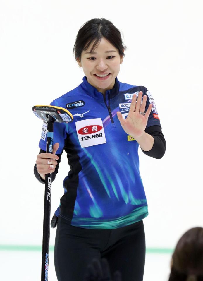 　第１０エンド、ショットを放ち笑顔を見せるロコ・ソラーレの吉田知那美（代表撮影）