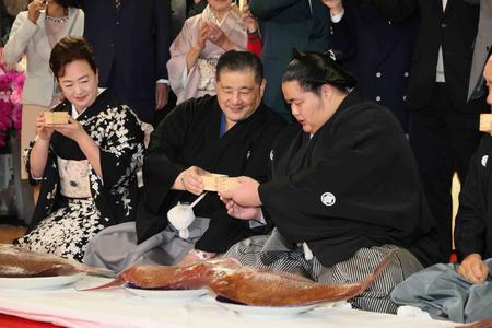 　大関昇進の伝達式後、乾杯する琴ノ若（右）と佐渡ケ嶽親方（中央）＝代表撮影