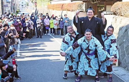 　部屋の力士が作った騎馬の上で笑顔を見せる琴ノ若（代表撮影）