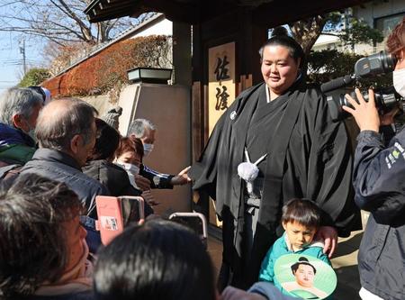 　伝達式を終え、部屋の前に集まった人たちにあいさつをする琴ノ若（代表撮影）