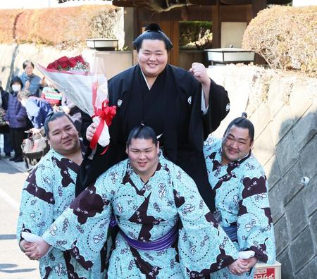 　部屋の力士が作った騎馬の上で笑顔を見せる琴ノ若（代表撮影）