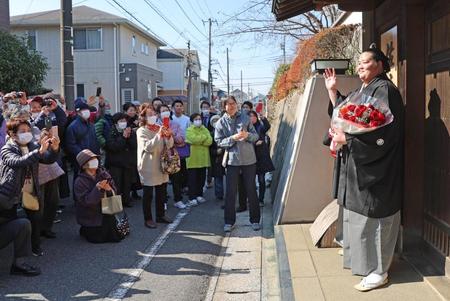 　伝達式を終え、部屋の前に集まった人たちの声援に応える琴ノ若（代表撮影）