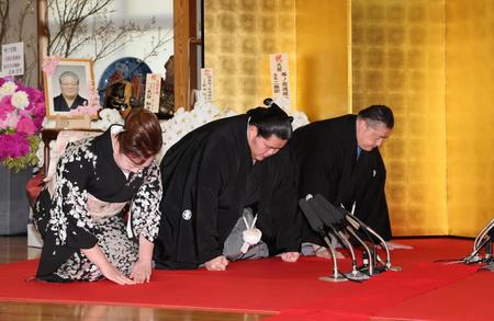 　祖父で先代佐渡ケ嶽親方の元横綱琴桜の遺影の前で、大関昇進の口上を述べる琴ノ若。右は佐渡ケ嶽親方（代表撮影）