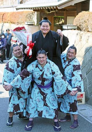 　部屋の力士が作った騎馬の上で笑顔を見せる琴ノ若（代表撮影）