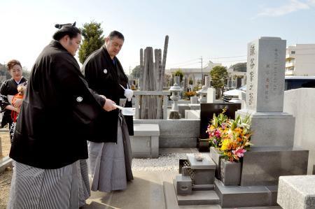 　先代師匠で祖父の元横綱琴桜の墓参りをする新大関琴ノ若（左手前）と佐渡ケ嶽親方＝３１日、千葉県松戸市