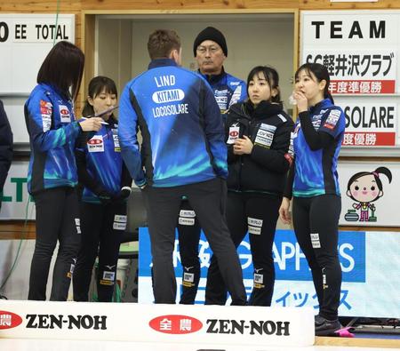 　第５エンド終了後、栄養補給をするロコ・ソラーレ吉田知（右）、藤沢五月（右から２人目）ら選手たち（代表撮影）