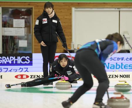 　第２エンド、ストーンの行方を見つめるロコ・ソラーレの藤沢五月（中央）。後方は中部電力の北沢育恵（代表撮影）