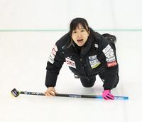 　第１０エンド、大声で指示を出すロコ・ソラーレの藤沢五月（代表撮影）