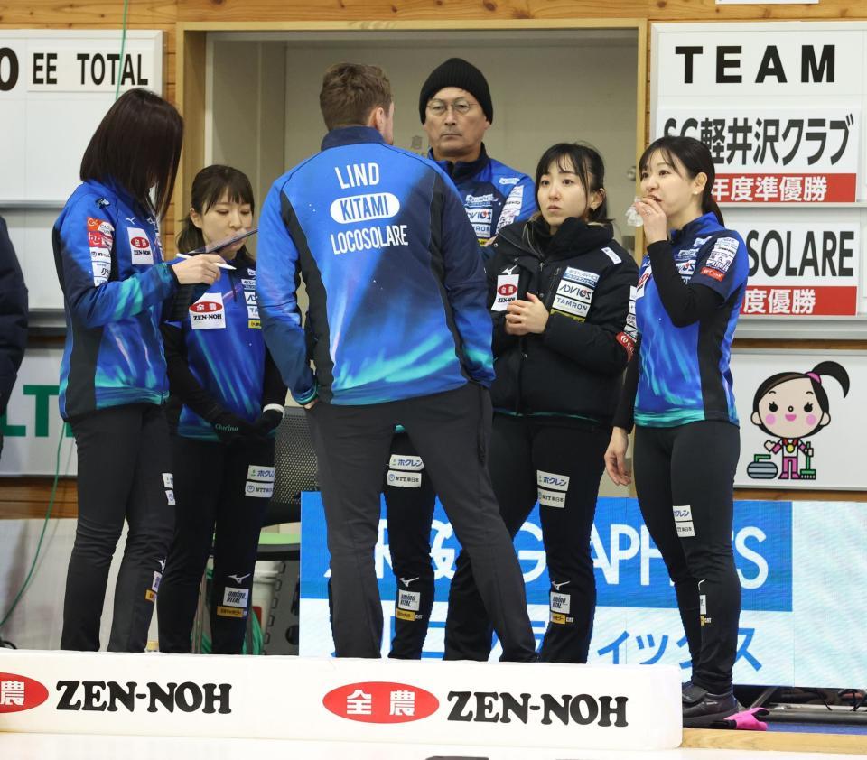 　第５エンド終了後、栄養補給をするロコ・ソラーレ吉田知（右）、藤沢五月（右から２人目）ら選手たち（代表撮影）