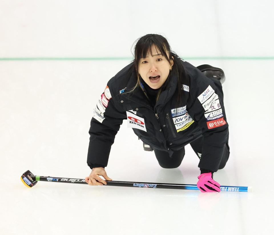 　第１０エンド、大声で指示を出すロコ・ソラーレの藤沢五月（代表撮影）