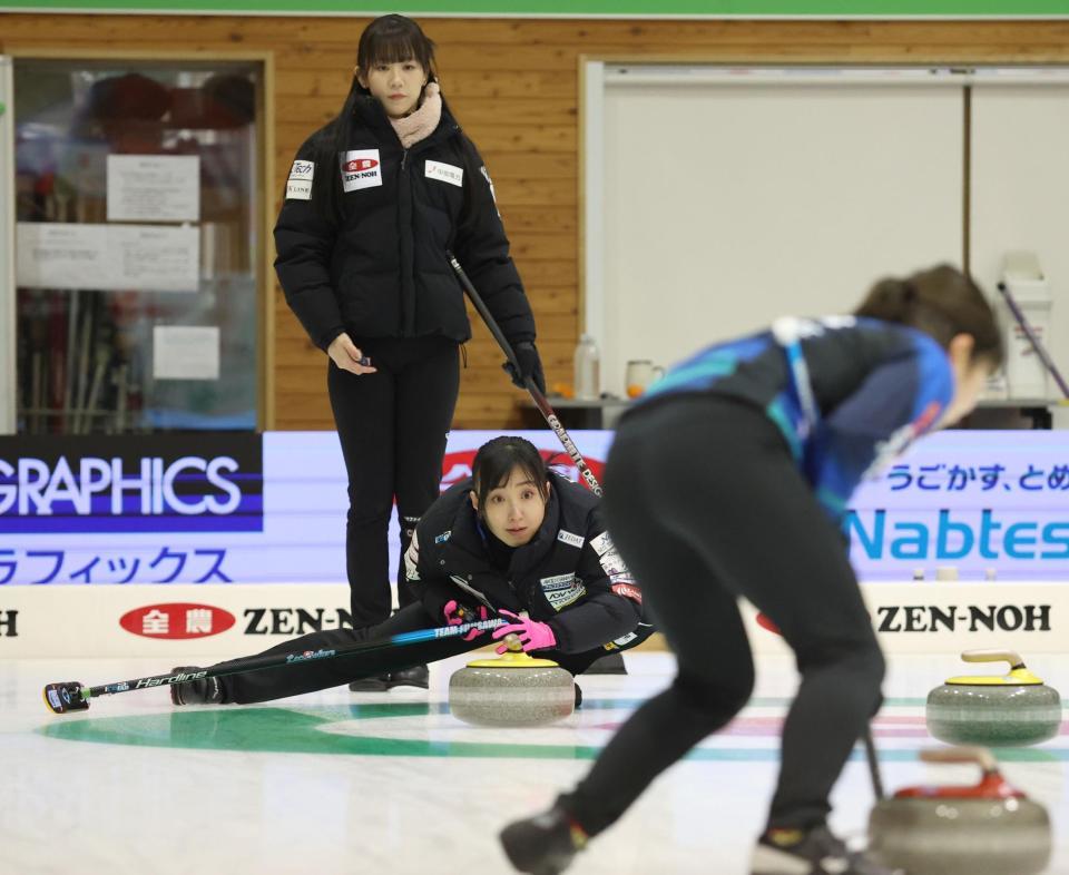 　第２エンド、ストーンの行方を見つめるロコ・ソラーレの藤沢五月（中央）。後方は中部電力の北沢育恵（代表撮影）