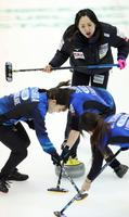 　第２エンド、指示をするロコ・ソラーレの藤沢五月（代表撮影）