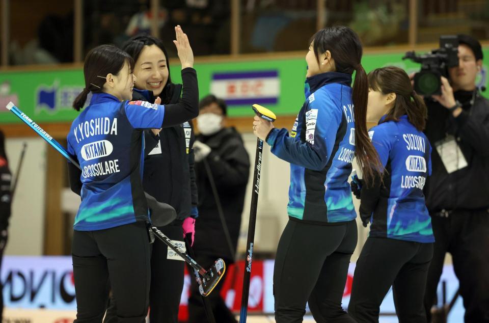 　第６エンド、得点を決め笑顔でハイタッチするロコ・ソラーレの選手たち。左から吉田夕梨花、藤沢五月、吉田知那美、鈴木夕湖（代表撮影）