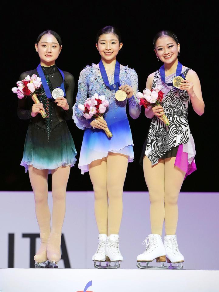 　メダルを手に笑顔を見せる優勝した千葉百音（中央）と３位の渡辺倫果（右）