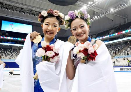 　メダルを手に笑顔で撮影に応じる、女子で優勝した千葉百音（左）と３位の渡辺倫果（共同）
