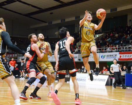 　バスケットボール男子Ｂ３の岐阜戦でプレーする金沢の選手（右端）ら＝３日、岐阜市