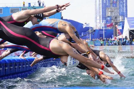 　女子１０キロ　スタートする選手。手前から３人目は蝦名愛梨＝ドーハ（共同）