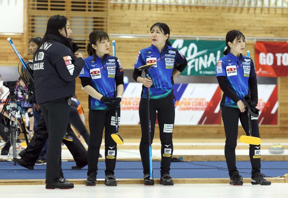 　第４エンド終了後、話し合うロコ・ソラーレの選手たち。左から藤沢五月、鈴木夕湖、吉田知那美、吉田夕梨花（代表撮影）