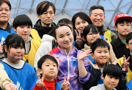 　卓球教室で一般参加者と交流した伊藤美誠（前列左から３人目）