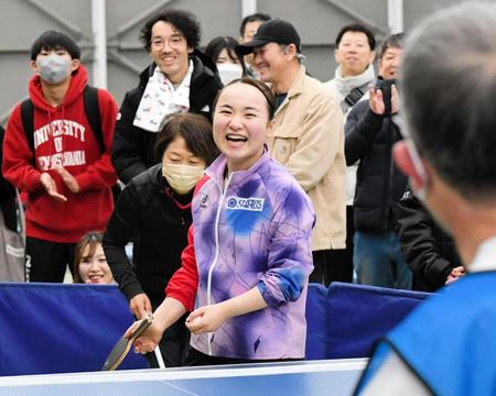　卓球教室で一般参加者と交流し笑顔を見せる伊藤美誠