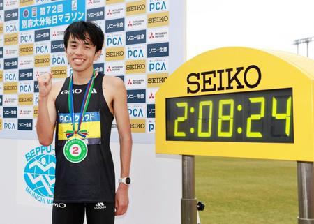 　日本勢トップの２位となり、ポーズをとる下田裕太