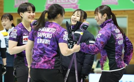 　第４エンド、２点をとり笑顔を見せる北海道銀行の選手たち。左から中島未琴、山本冴、仁平美来、田畑百葉（代表撮影）
