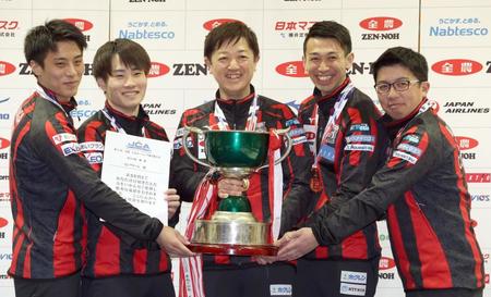 　優勝し笑顔でフォトセッションをするコンサドーレの選手たち。左から敦賀爽太、大内遥斗、阿部晋也、清水徹郎、敦賀信人コーチ（代表撮影）