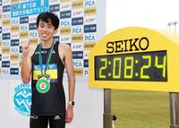 　日本勢トップの２位となり、ポーズをとる下田裕太