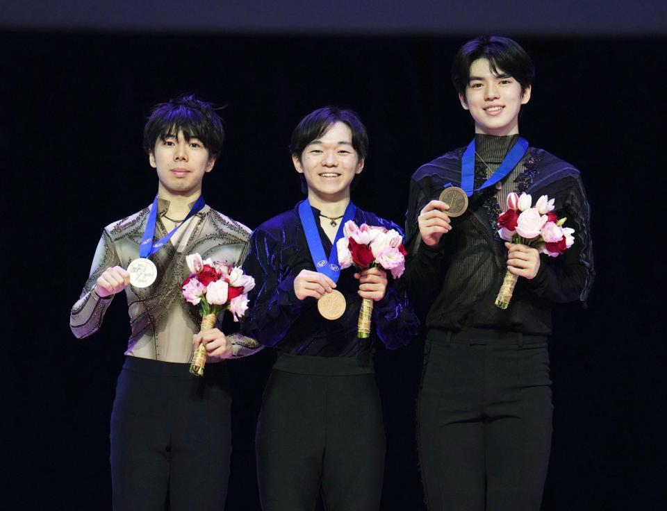 　男子の表彰式でメダルを手に笑顔の優勝した鍵山優真（中央）と２位の佐藤駿（左）