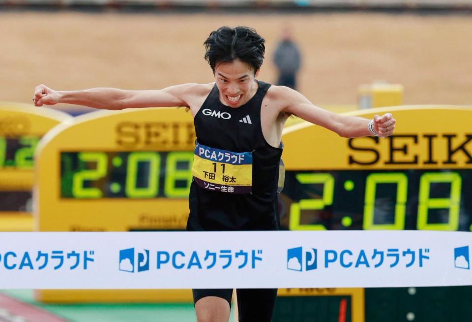 　日本勢トップの２位でゴールする下田裕太