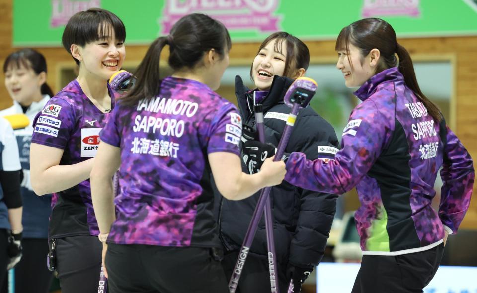　第４エンド、２点をとり笑顔を見せる北海道銀行の選手たち。左から中島未琴、山本冴、仁平美来、田畑百葉（代表撮影）