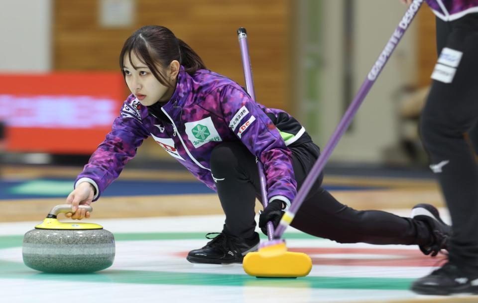 　第５エンド、ショットを放つ北海道銀行の仁平美来（代表撮影）