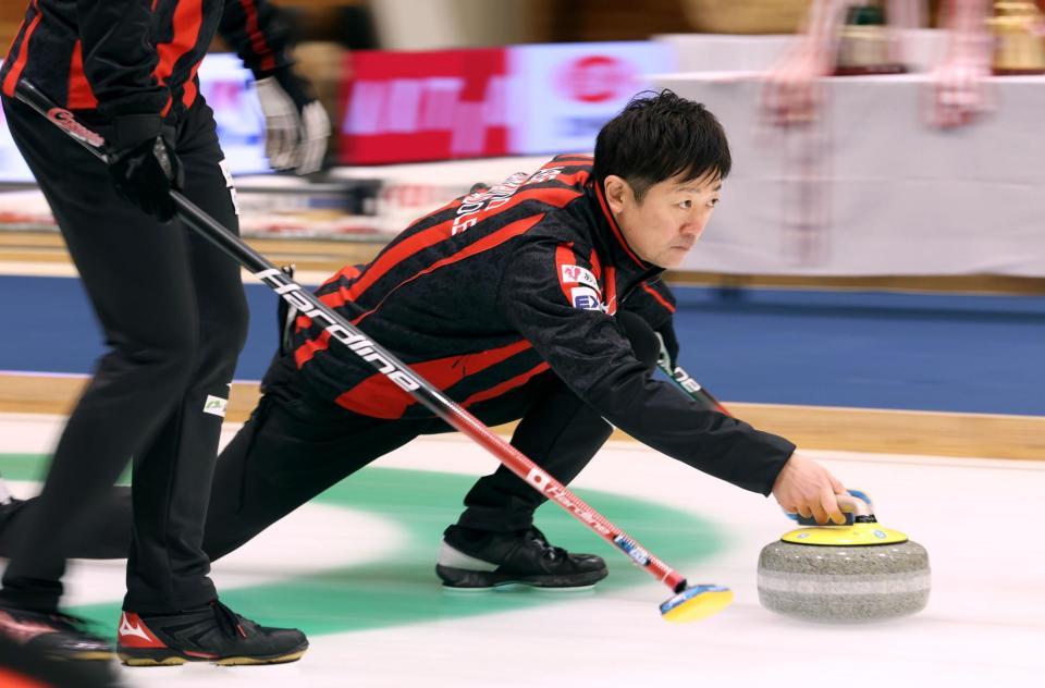 　カーリング日本選手権、男子ＭＶＰのコンサドーレ・阿部晋也の決勝でのショット（代表撮影）